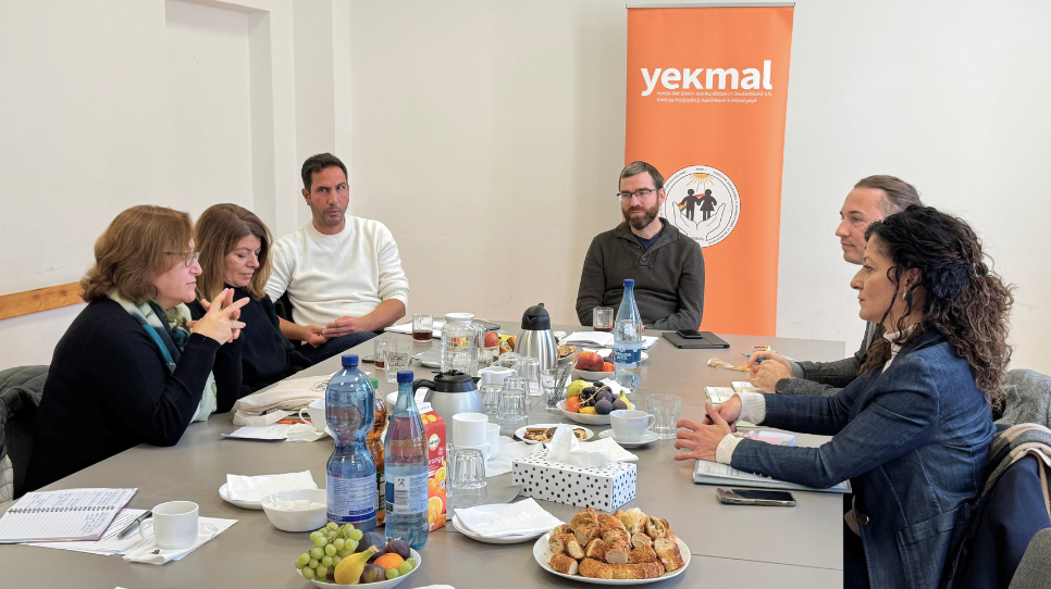 Familienzentrum Rengîn/20251020/Besuch von Senatorin Cansel Kiziltepe bei Yekmal e- V (5).png